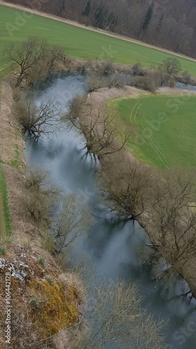 Fluss fließt durch Landschaft
