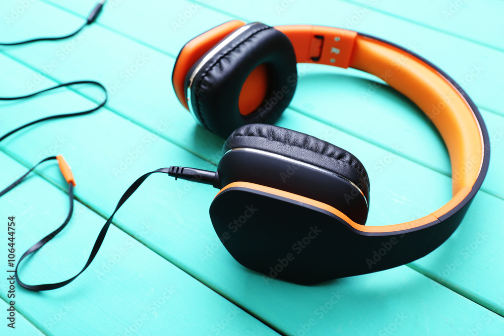 Obraz premium Headphones on wooden background
