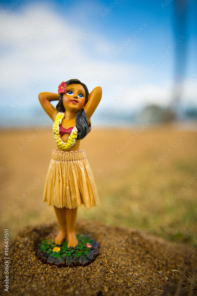 Figur einer Hula Tänzerin am Strand - obrazy, fototapety, plakaty 