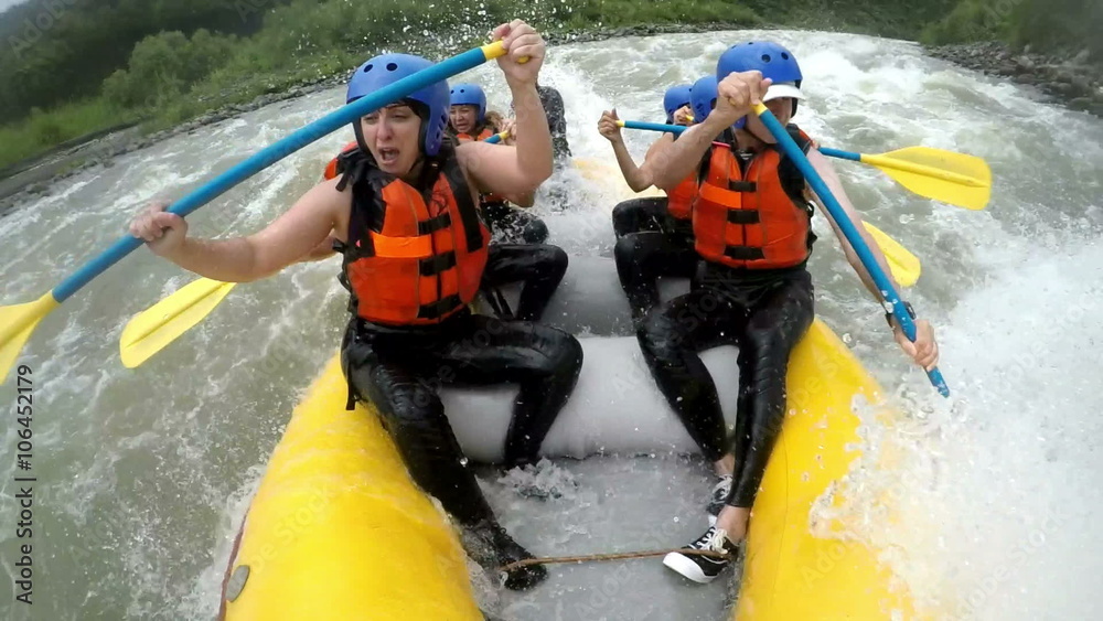 Vidéo Stock immersive shot of whitewater rafting boat on pastaza river