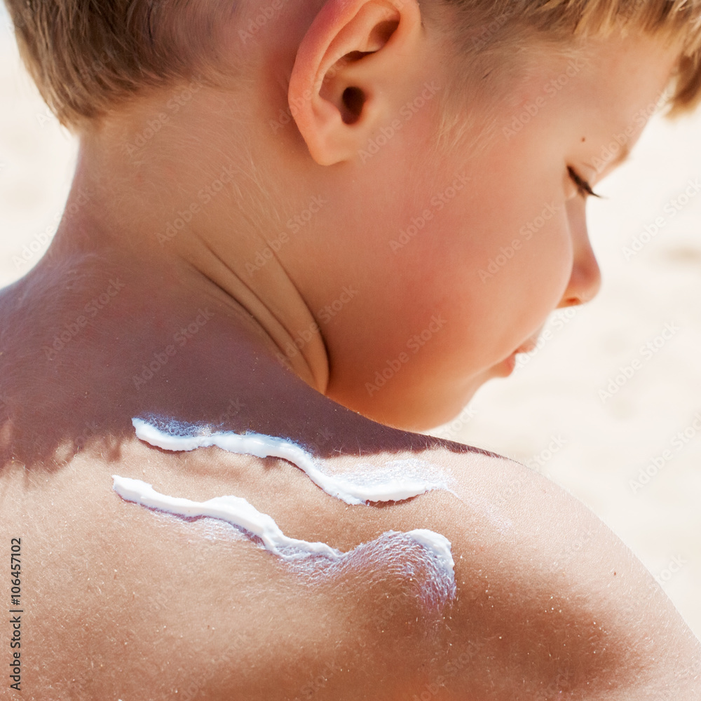 Suntan Boy Shoulder Sign Wave Sea Apply Cosmetic Suntan Boy Shoulder Sign Wave Sea Apply Cosmetic