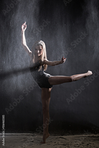 Fototapeta Naklejka Na Ścianę i Meble -  dramatic dance portrait