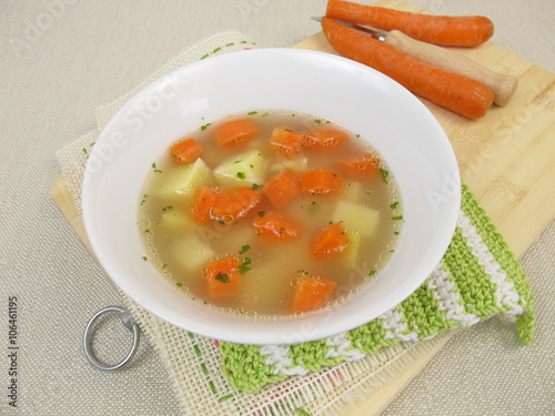 Kraftbrühe mit Kartoffeln und Karotten