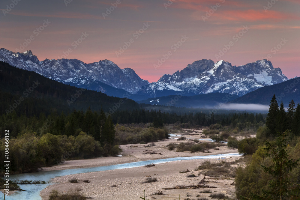 Tagesanbruch an der Isar mit Blick auf die Zugspitze