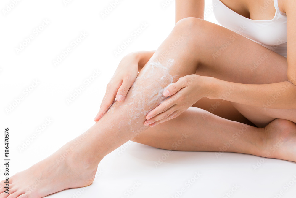 ふくらはぎにクリームを塗る女性