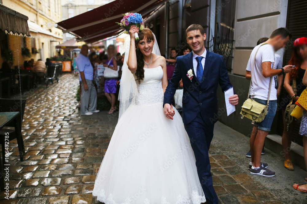 Naklejka premium romantic happy caucasian couple walks the streets of the ancient