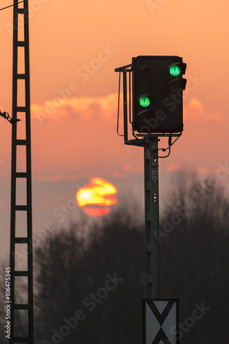 Grünes Signal mit Sonnenuntergang