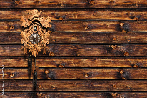 Kuckucksuhr auf Holzwand