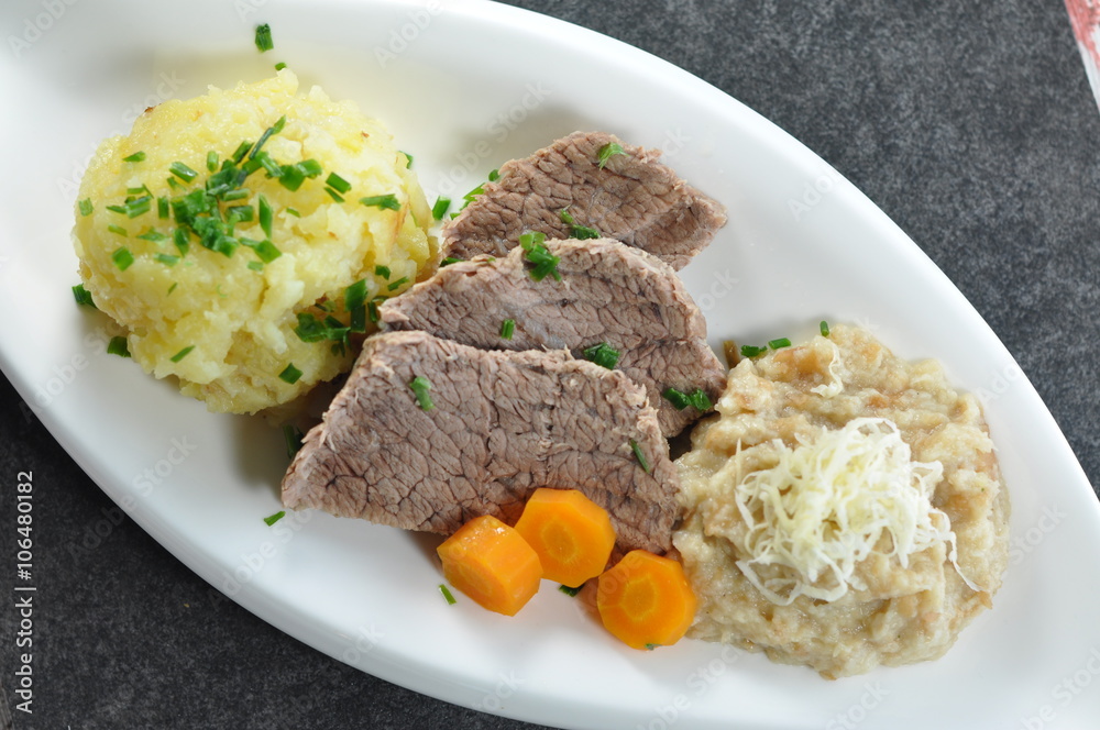 österreichischer Tafelspitz mit Semmelkren und Kartoffeln ภาพถ่ายสต็อก ...