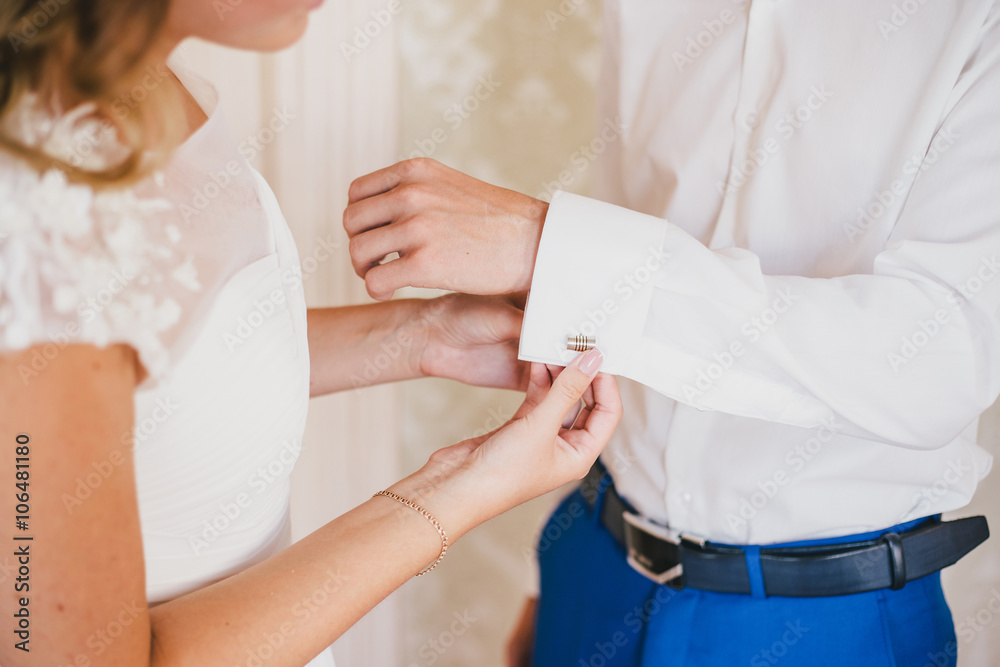 Naklejka premium Bride and groom posing in a hotel room before ceremony
