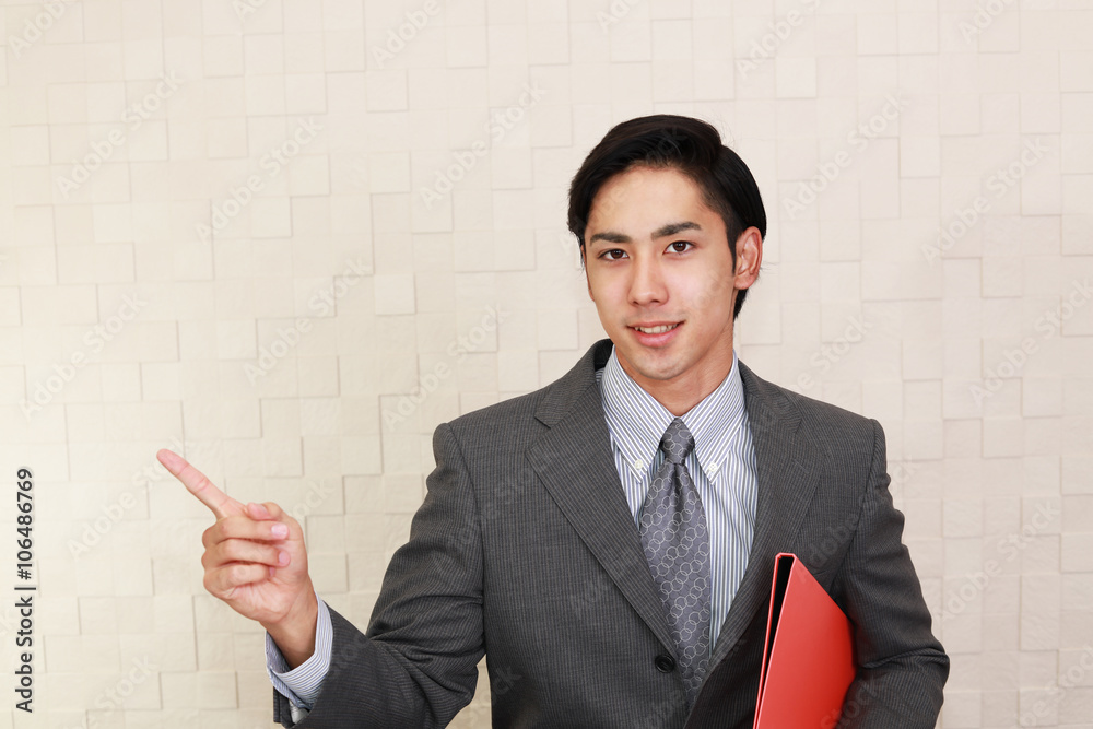 指示する笑顔のビジネスマン