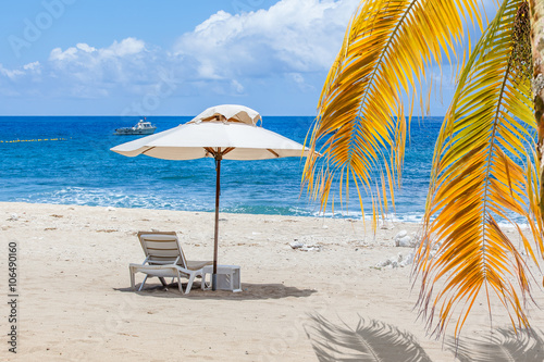 parasol et palmes sur plage de Boucan Canot, île de la Réunion 