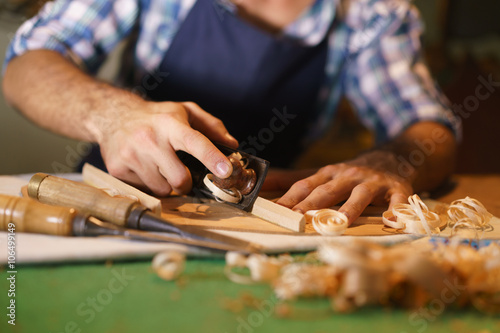 Obraz na plátně Artisan Lute Maker Chiseling Stringed Instrument Guitar
