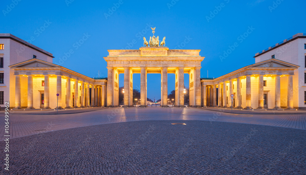 Brandenburg Gate (Brandenburger Tor) Brandenburg Gate (Brandenburger Tor)