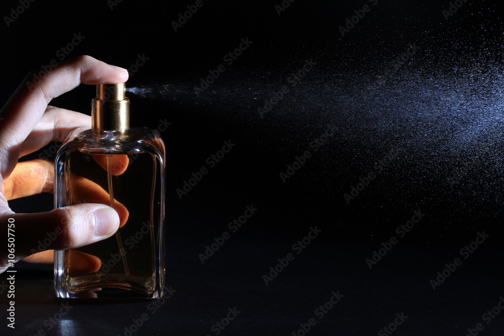 Naklejka premium Spray in the dark