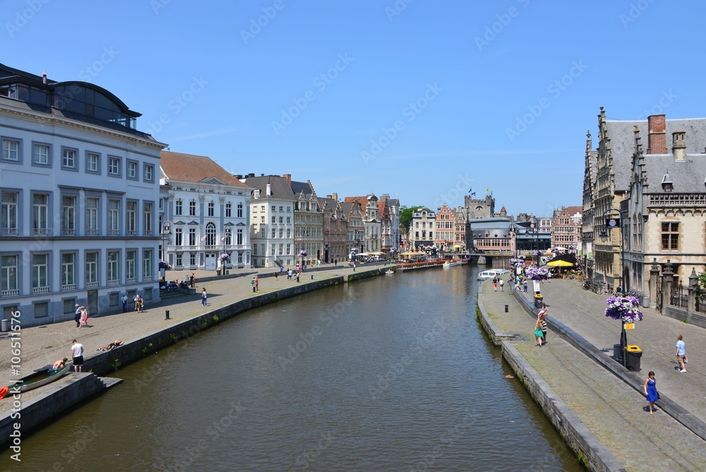 Canal principal entouré de maisons de corporation au centre historique de Gand