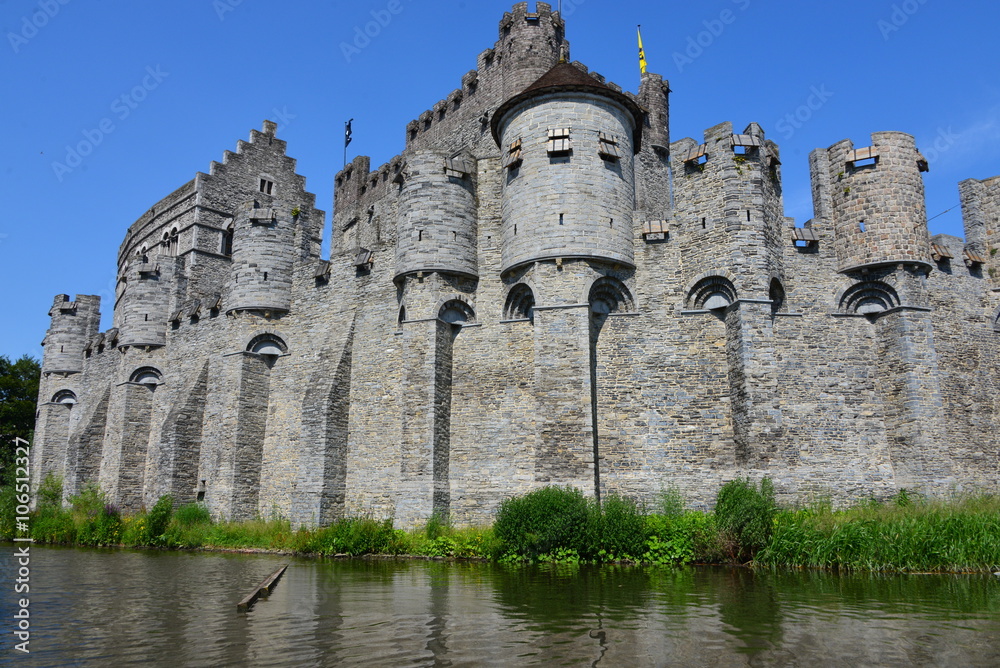 L'imposante muraille du châteaux des Comtes de Gand