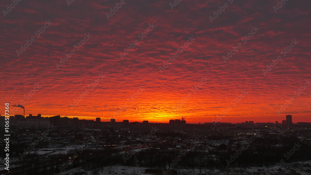 Закат на фоне красного неба