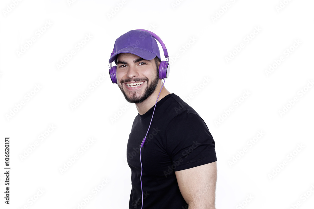 Junger Mann mit Lila Basecap und Kopfhörer lacht Junger Mann mit Lila Basecap und Kopfhörer lacht