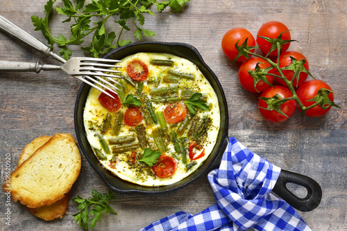 Omelet with tomatoes and asparagus bean.