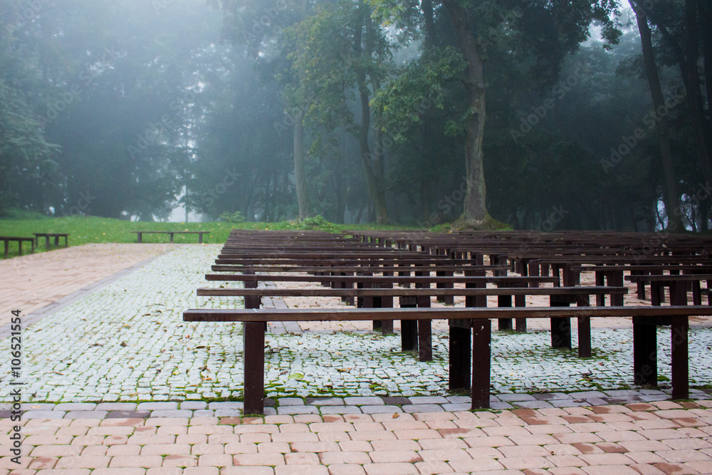Obraz premium puste ławki amfiteatru w mglista pogodę