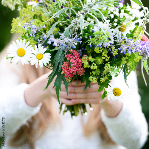 Mädchen mit Blumenstrauß