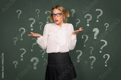 Obraz na plátně Teacher professor woman without answers surrounded by question mark blackboard c