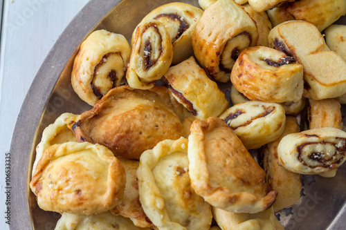 Tableau sur toile Klecha Iraqi Date Cookies with Dates from Above on a Platter