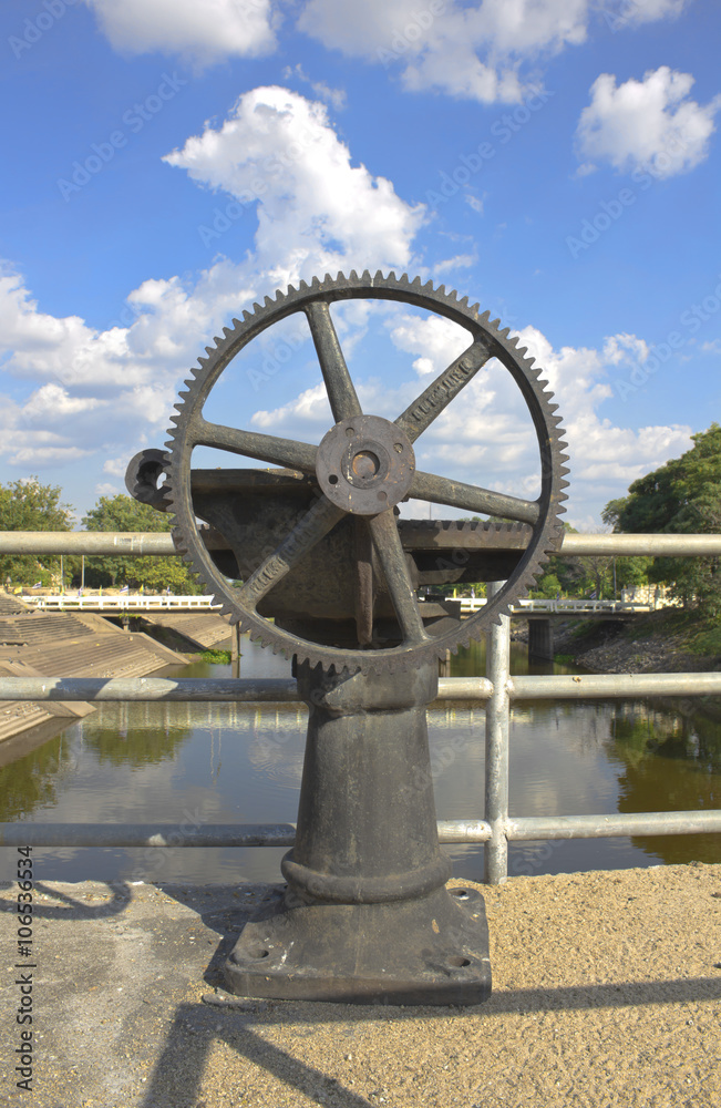mechanical gear of floodgate