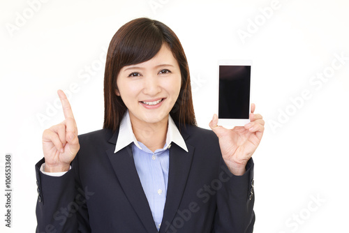 スマートフォンを持つ笑顔の女性