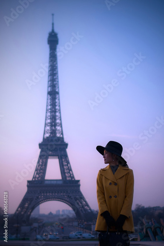Fototapeta Naklejka Na Ścianę i Meble -  Portrait of lovely teenage girl in Eiffel Tower and fountain at