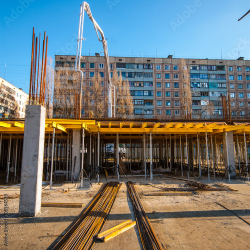 construction of a building by means of the mobile formwork