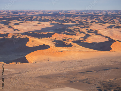 Sonnenaufgang  aus dem Heissluftballon, Kulala Wilderness Reserve am Rande der Namib Wüste, Tsarisberge,  Hammerstein, Sossosvley Region Hardap, Namibia , Afrika photo