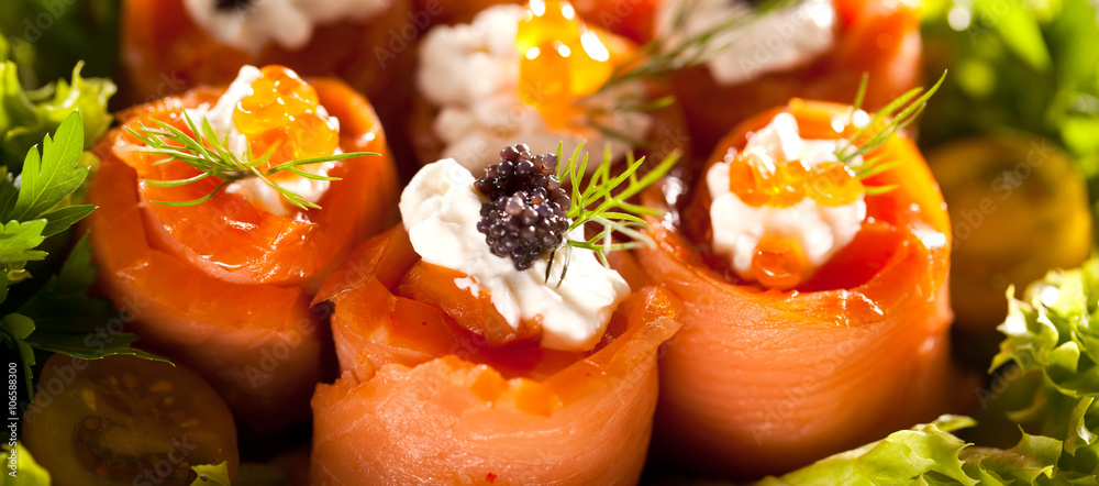 Frische Lachsröllschen mit Caviar und Dill Frische Lachsröllschen mit Caviar und Dill