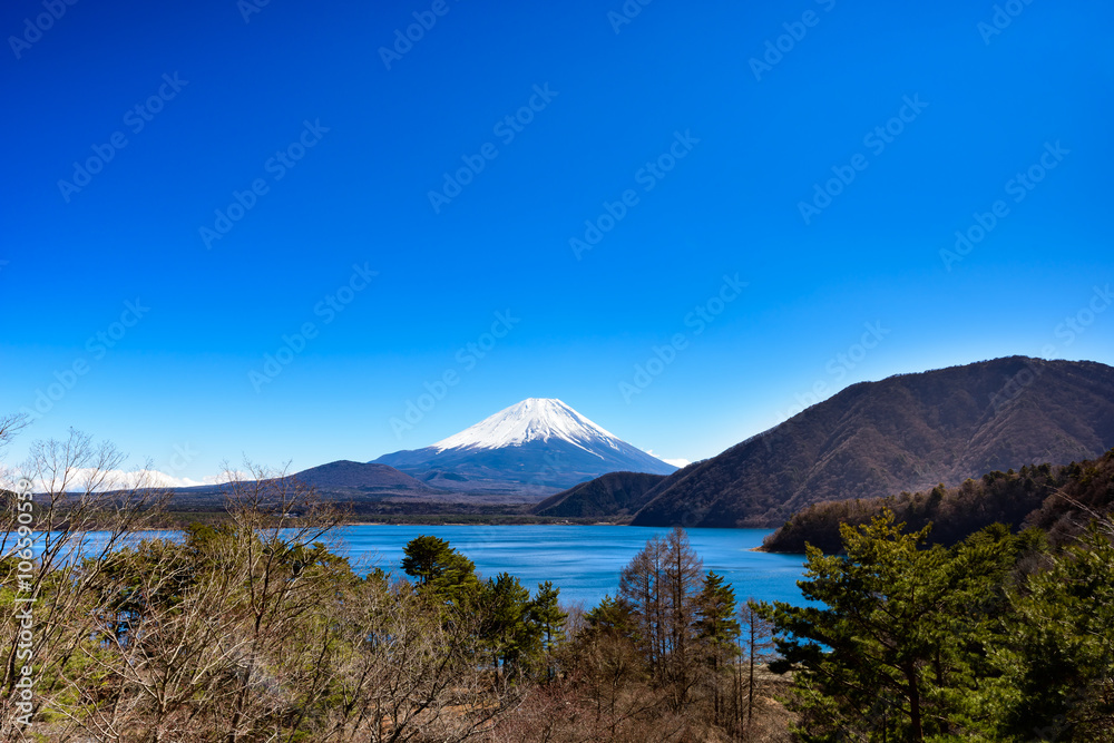 湖の向こうに見える富士山