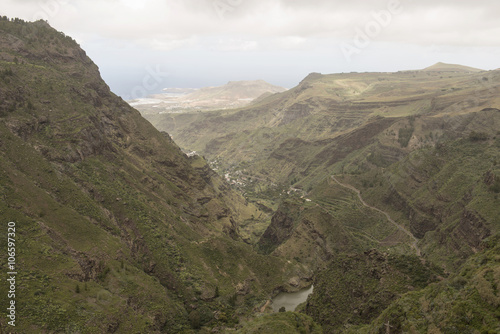 Barranco empinado con presa de agua, Gran Canaria