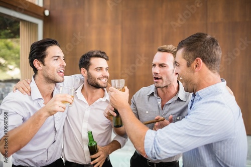 Canvas Print Group of young men having drinks