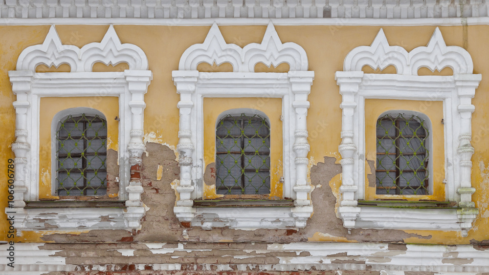 Obraz premium Old facade of building with three windows
