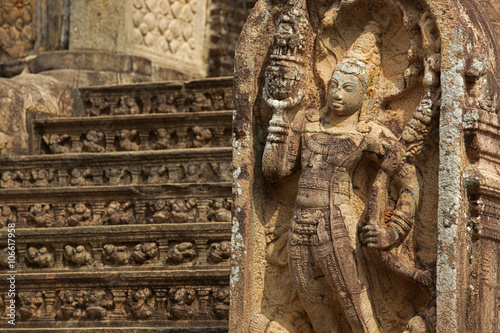 Tempelwächter-Figur aus Stein in Sri Lanka © christianthiel.net