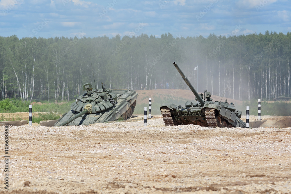 Fototapeta premium Tanks on the obstacle course