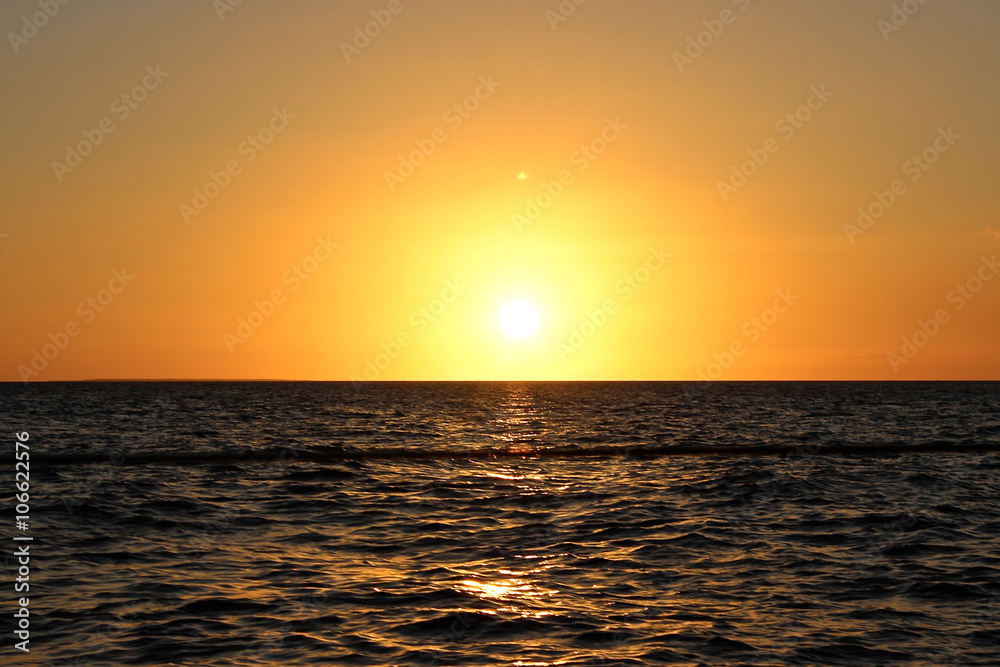 Sonnenuntergang auf offenem Meer vom Boot aus 