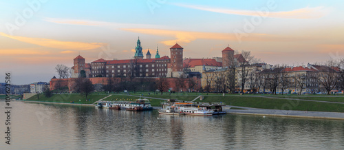 Burg Wawel in Krakau bei Sonnenuntergang photo