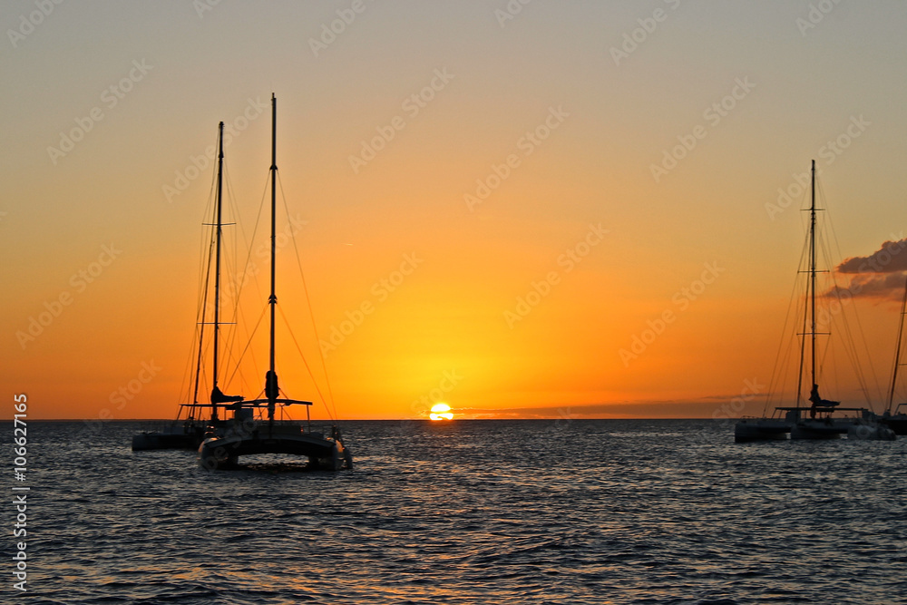 Segelkatamaran im Sonnenuntergang in der Karibik