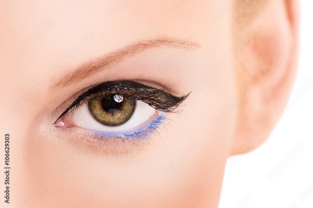 Naklejka premium Close up shot of an eye with make up