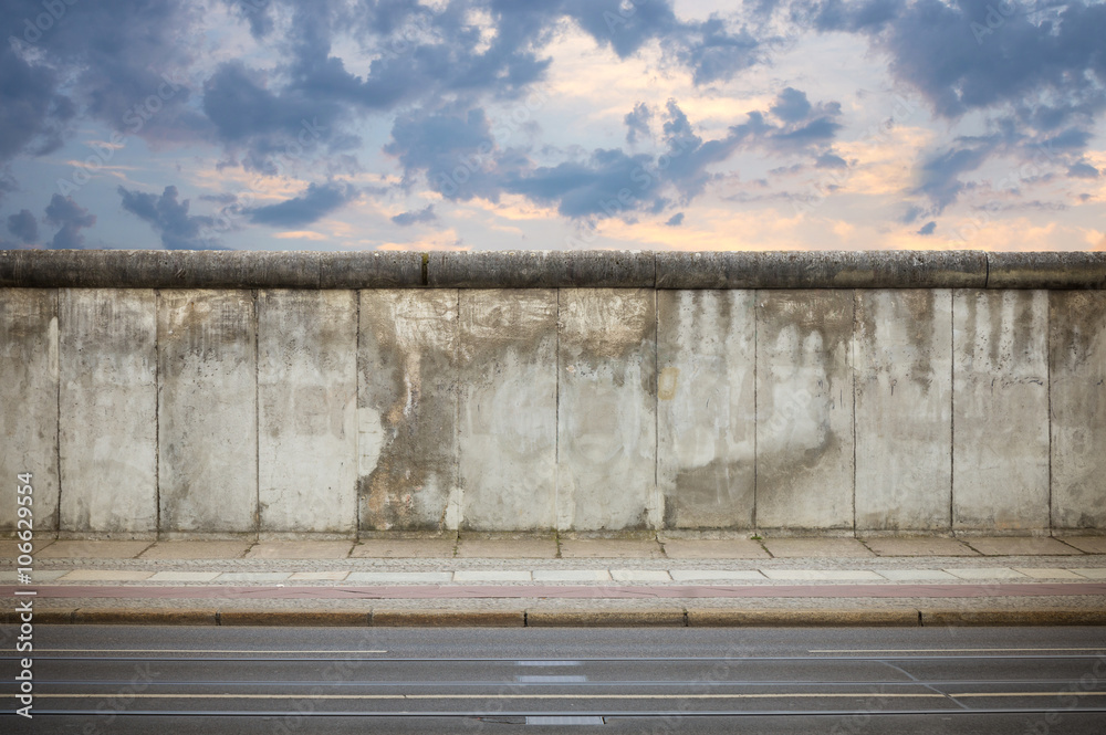 Berlin Wall in the evening - obrazy, fototapety, plakaty 