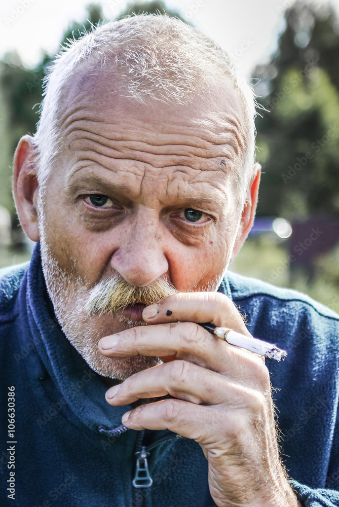 starszy mężczyzna palący papierosa - obrazy, fototapety, plakaty 