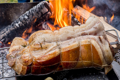 Girarrosto con pezzo di carne  in cottura sul barbecue photo