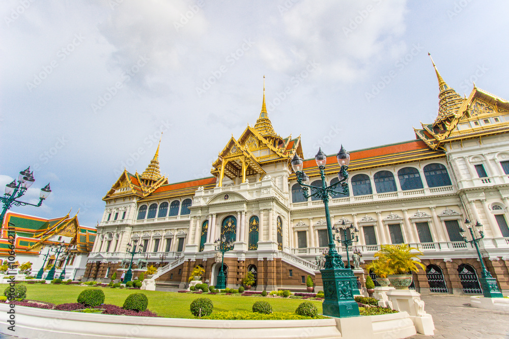 Fototapeta premium Public royal temple with sky background