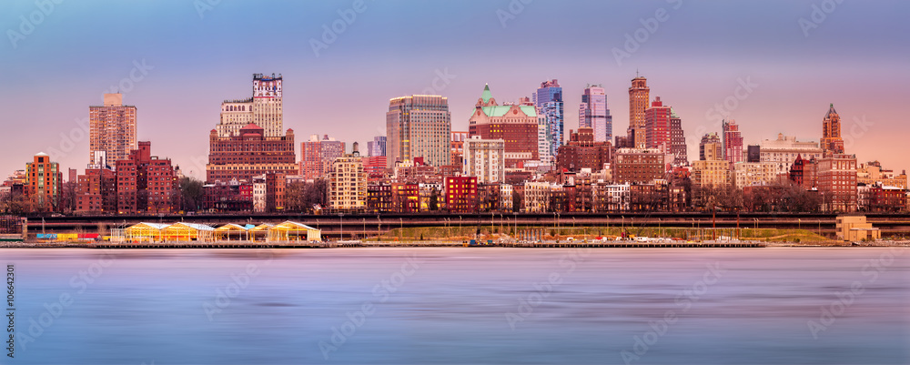 Naklejka premium Brooklyn skyline panorma under a sunset light.