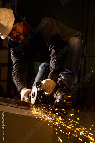 Worker working of a grinding machine © idea_studio